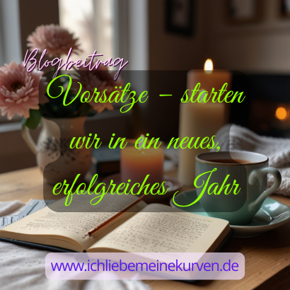 Ein Tisch mit Kaffee, einem geöffneten Notizbuch, Blumen und einer Kerze. Text: Blogbeitrag Vorsätze – starten wir in ein neues, erfolgreiches Jahr und Blogadresse.