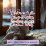 Ein gemütlicher Fensterplatz mit Kuscheldecke und Teetasse. Text: Blogbeitrag Wintermode für Curvy-Frauen: So stylst du dich warm & trendy und Blogadresse