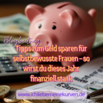 Ein rosa Sparschwein steht auf einem Tisch neben einem Taschenrechner, Münzen und Geldscheinen. Text: Blogbeitrag Tipps zum Geld sparen für selbstbewusste Frauen - so wirst du dieses Jahr finanziell stark und Blogadresse.