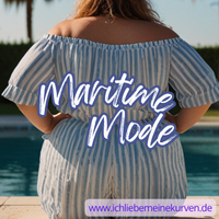 Eine Frau sitzt im gestreiften Hosenanzug am Pool. Text: Maritime Mode und Blogadresse